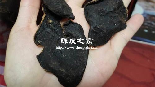 黑色的陳皮泡過之后變黃色是染色了嗎